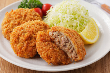 牛肉を使った日本のメンチカツ　Japanese Ground Beef Menchi Katsu Cutlet