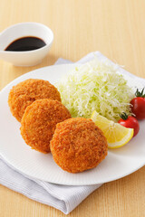 牛肉を使った日本のメンチカツ　Japanese Ground Beef Menchi Katsu Cutlet