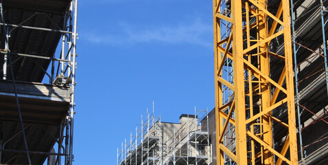 Lavori in corso nel cantiere edile in città in estate	- costruire un nuovo condominio 