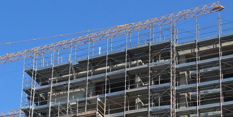 Lavori in corso nel cantiere edile in città in estate	- costruire un nuovo condominio 