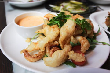 A type of food made by coating shrimp or squid with flour and deep-frying until crispy and fluffy.