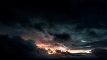 不気味な雲が広がる嵐の前の静けさ
