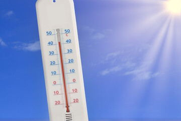 Thermomètre montrant une température élevée et caniculaire
