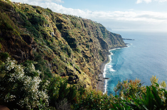 Mirador Los 500 escalones, Stunning Coastal Cliff View with Lush Vegetation and Sparkling Ocean Horizon