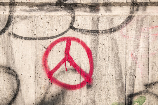 Blutrotes Peace-Zeichen mit Farbschlieren an Betonwand in Neckartenzlingen