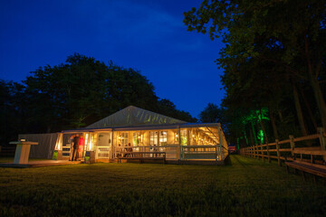 Obraz premium This charming outdoor venue, beautifully illuminated at night, is perfect for gatherings, celebrations, and events