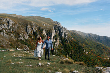 Obraz premium Couple walking together on mountain trail