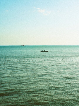Pirogue traditionnelle sur l'eau