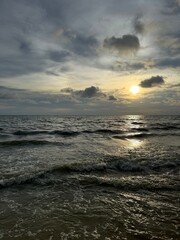 Obraz premium Evening View of the Andaman Sea – Tranquil Tropical Waters at Sunset