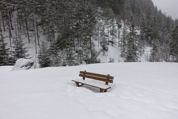 Bank im Schnee