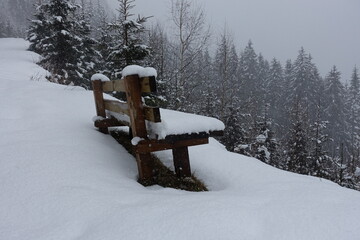 Bank im Schnee