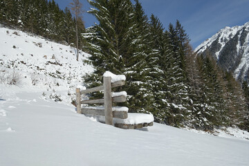 Bank im Schnee