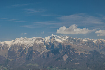 catene montuose alpine in Slovenia, viste dall'Italia, con le cime parzialmente innevate, di...