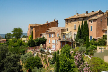 Obraz premium The colorful houses of the village of Roussillon in the heart of the Luberon National Park in Provence (France)