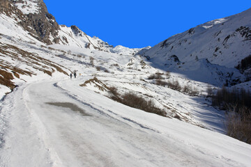 Route enneigée du Fornet à Val-d'Isère. France