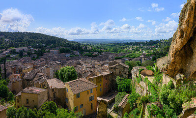 Vue panoramique du village pittoresque de Cotignac, niché dans le paysage verdoyant du Var, en...