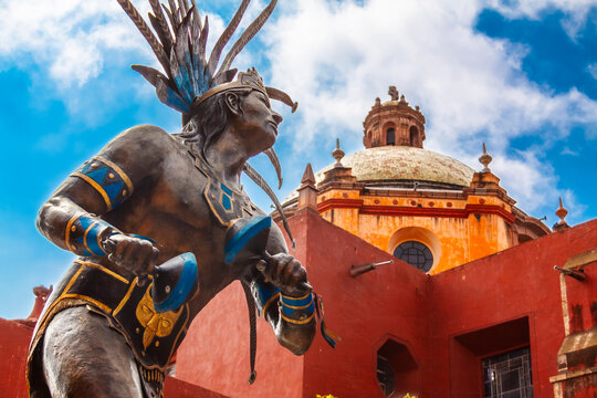 El Danzante Conchero Chichimeca, junto al Templo de San Francisco de As&iacute;s, Quer&eacute;taro.