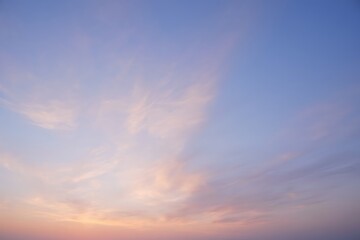 Fototapeta premium Serene Sunset Sky Pastel Hues Soft Cloudscape Evening Atmosphere