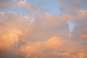 Obraz premium Serene Sunset Sky with Pastel Cloudscape Background Texture for Design Projects