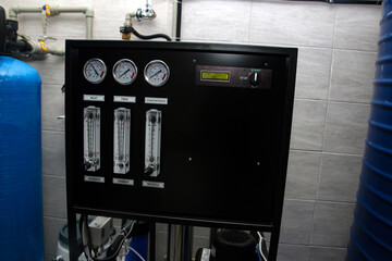 Indicators with arrows and levels in the water filtration system	
