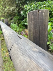 Cerca de madera clásica entre naturaleza
