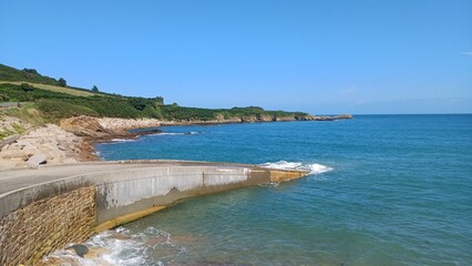 Normandie von oben – Küstenpanorama in goldenem Sonnenlicht