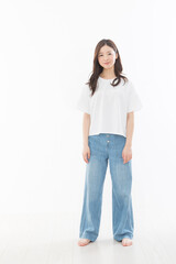 若い女性　立つ　
