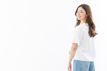 若い女性　振り返る
