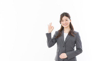 OKサインを出す日本人の若いビジネスウーマン
