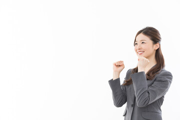 笑顔で応援する若い日本人ビジネスウーマン