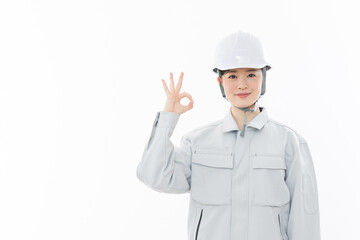 OKを出す作業服の若い女性