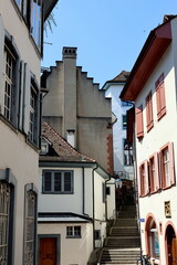 Naklejka premium Verwinkelte Gasse am Münsterberg in Basel