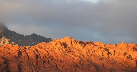 Naklejka premium Glow of dawn in canyon