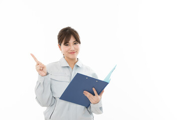 若い女性　作業着　指差し
