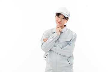 若い女性　作業着　考える
