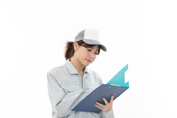 若い女性　作業着　ファイル　クリップボード
