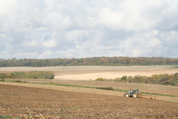tractor plowing a field to prepare it for winter - tracteur labourant un champs pour préparer le champs avant l'hiver