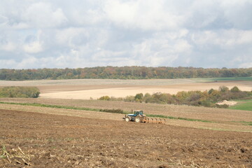 tractor plowing a field to prepare it for winter - tracteur labourant un champs pour préparer le champs avant l'hiver
