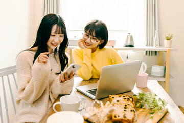 旅行の計画を考える女性
