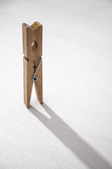 pinza de ropa de madera en fondo blanco minimalista