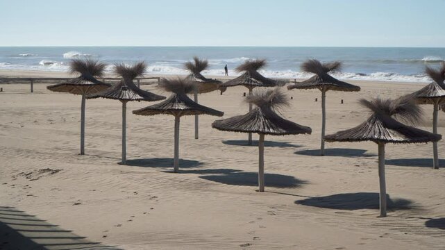Sombrillas en la playa en oto&ntilde;o