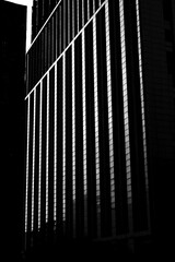 Fachada de pr&eacute;dio com colunas de concreto. 