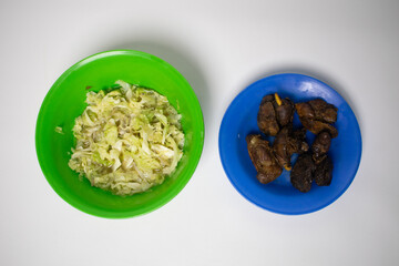 Delicious chicken livers with crispy cabbage, served separately.