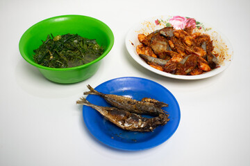 A savory dish combining spicy eggplant-shrimp, fried fish, and stir-fried green vegetables.