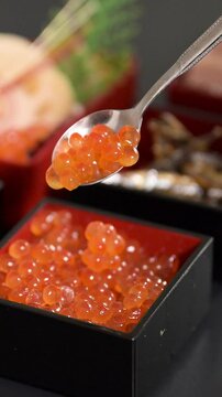 手作りお節が背景なイクラのしずる感ある縦動画　日本の料理