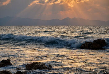 夕暮れの日本海の荒波