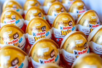 Naklejka premium Kinder Joy Harry Potter Chocolate Surprise Eggs in Box – Themed Candy Gift for Kids and Fans