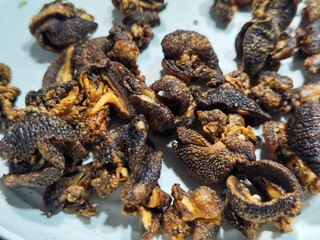 Snail chips are a typical Indonesian snack that is famous for being delicious, savory and crunchy.