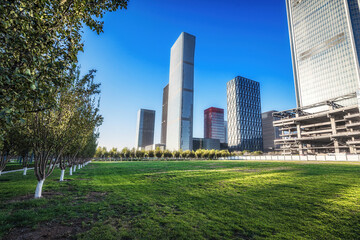 Obraz premium Modern Architectural Marvels: A Vibrant Cityscape with Lush Greenery