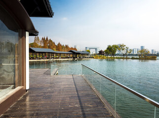 Tranquil Waterfront Escape Showcasing Modern Architecture and Nature's Beauty